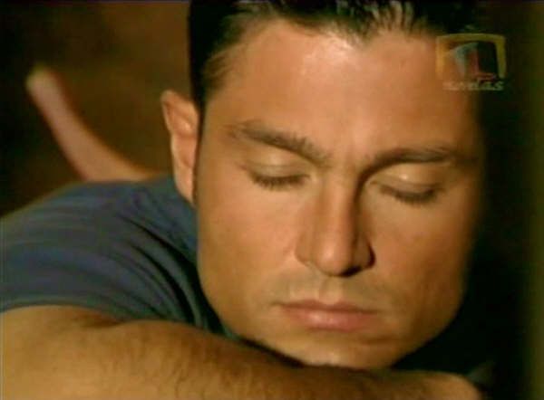 Resultado de imagen de fernando colunga como carlos manuel durmiendo